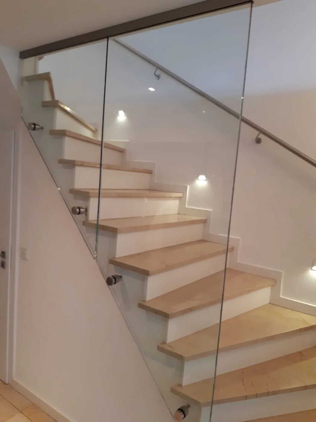 Moderne Innentreppe mit Holzstufen in heller Eiche und elegantem Glasgeländer